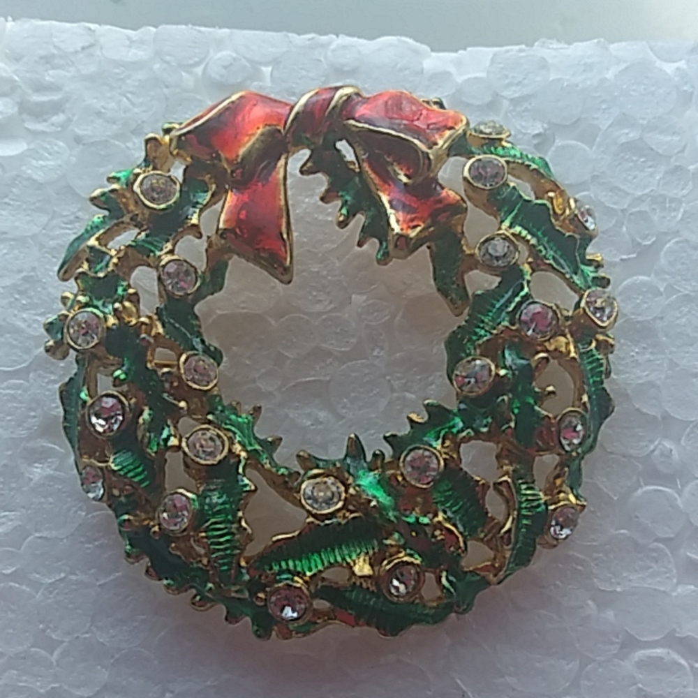Vintage Christmas wreath pin.
